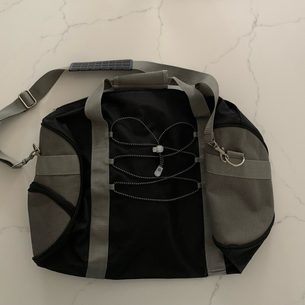 Samsonite Duffle 21”X 15” Expands With Shoe Pouch New No Tag.